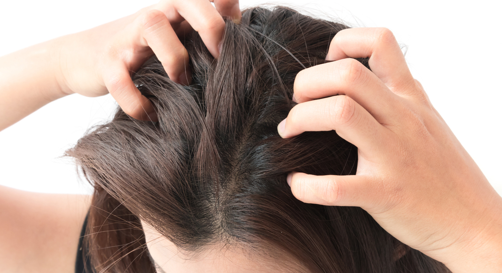 Swędząca skóra głowy – przyczyny